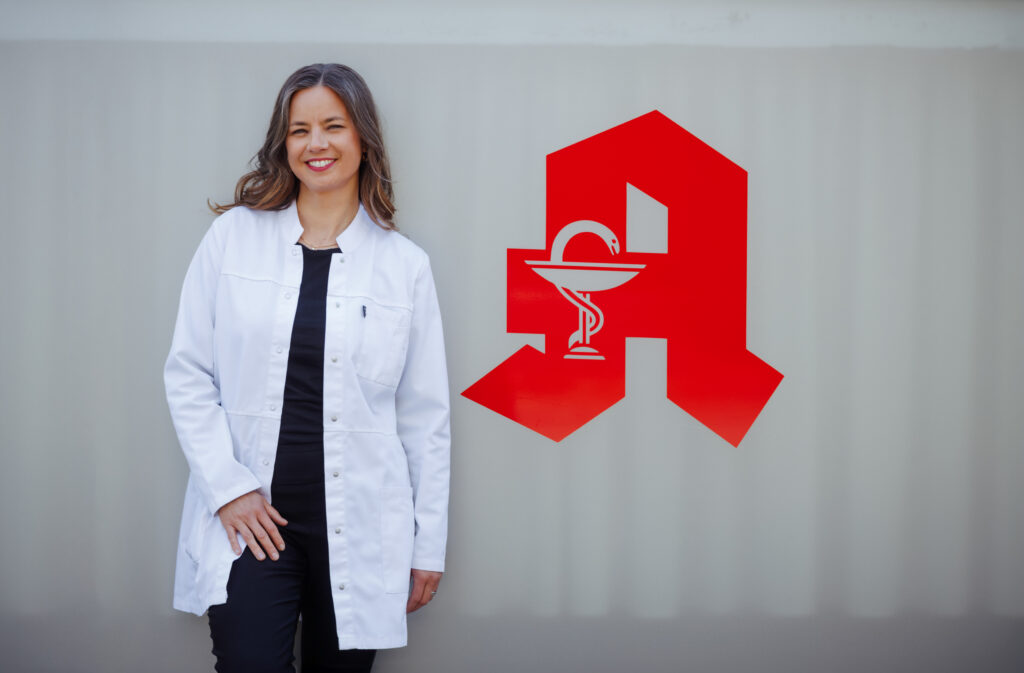 Inhaberin der Storchen Apotheke vor der Apothekenfiliale